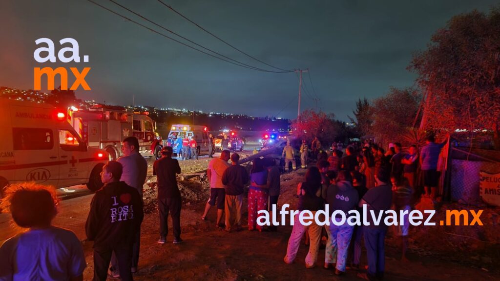 CONDUCTOR MUERE TRAS CHOCAR, LE CAYó UN POSTE ENCIMA