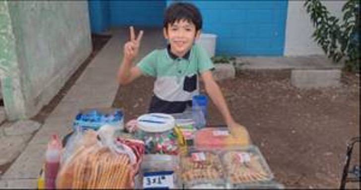 ÁNGEL ANTONIO VENDE DULCES PARA PAGAR SUS úTILES ESCOLARES