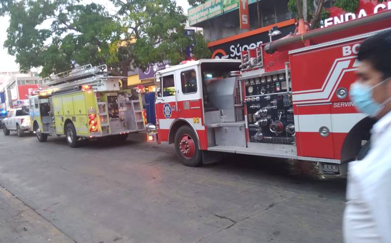 SE DESPLOMA TECHO DE ZAPATERíA; 2 MUEREN Y 4 QUEDAN ATRAPADAS