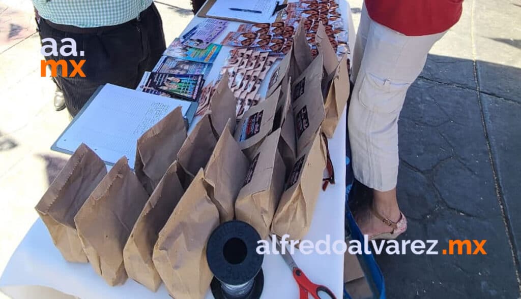 REGALAN PRESERVATIVOS EN PLAZA DE TIJUANA REGALAN PRESERVATIVOS EN PLAZA DE TIJUANA