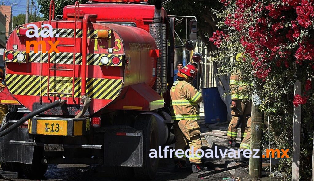 FUEGO CONSUME DOMICILIO; NO HAY HERIDOS