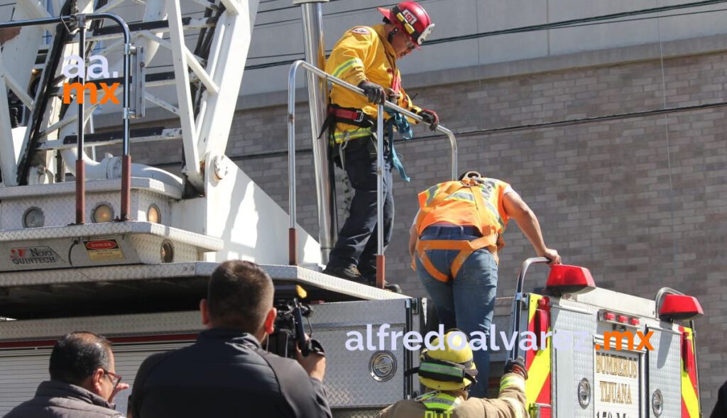 TRABAJADORES QUEDAN ATRAPADOS EN ANDAMIO DE EDIFICIO
