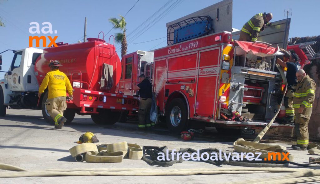 FUEGO CONSUME RECICLADORA Y VIVIENDAS