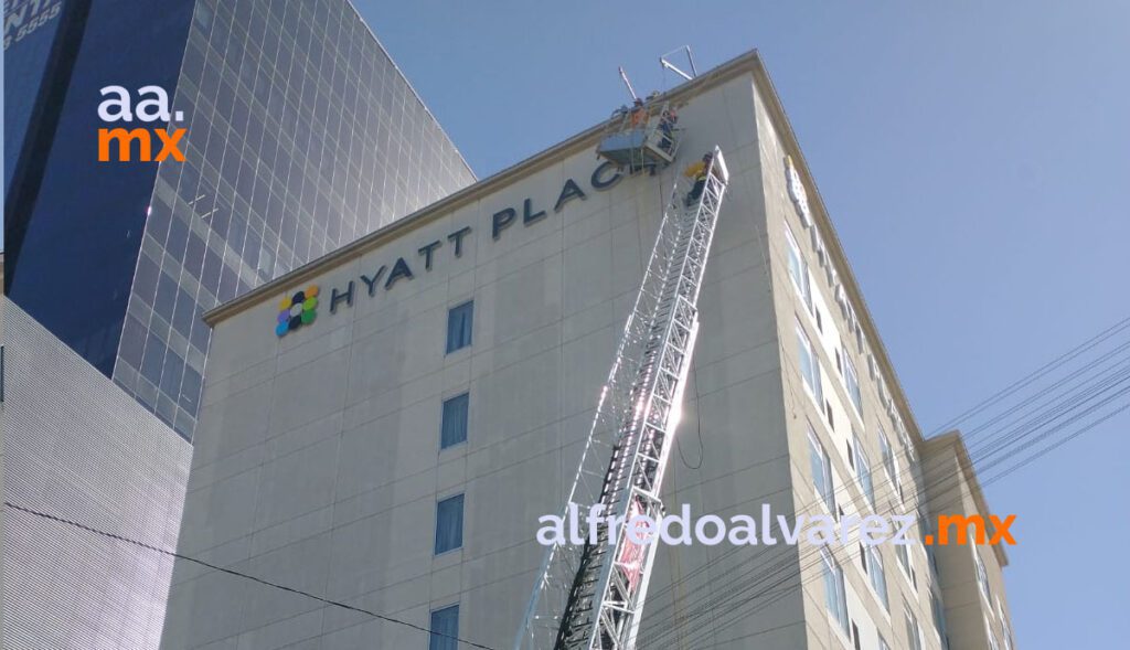 TRABAJADORES QUEDAN ATRAPADOS EN ANDAMIO DE EDIFICIO