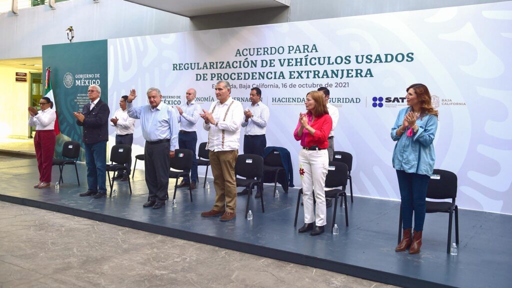 AMLO FIRMA DECRETO PARA REGULARIZAR AUTOS 'CHOCOLATE'