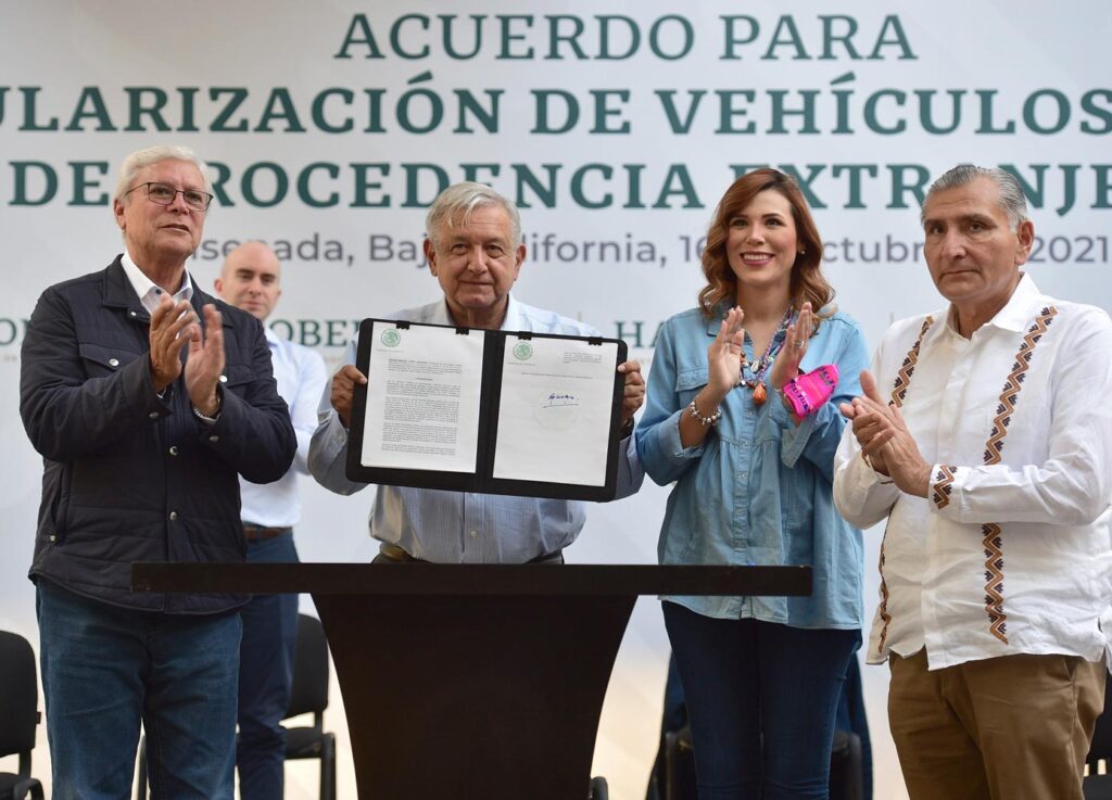 AMLO FIRMA DECRETO PARA REGULARIZAR AUTOS 'CHOCOLATE'