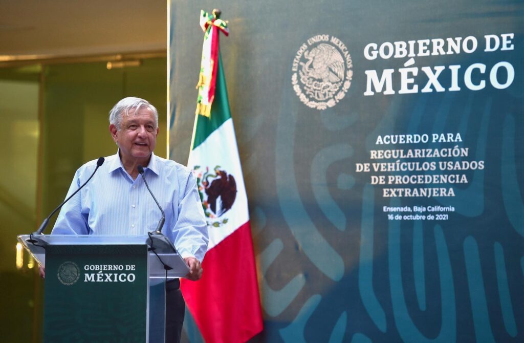 AMLO FIRMA DECRETO PARA REGULARIZAR AUTOS 'CHOCOLATE'