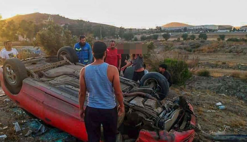 AUTOMOVILISTA EBRIO VUELCA, HAY DOS QUINCEAñERAS HERIDAS