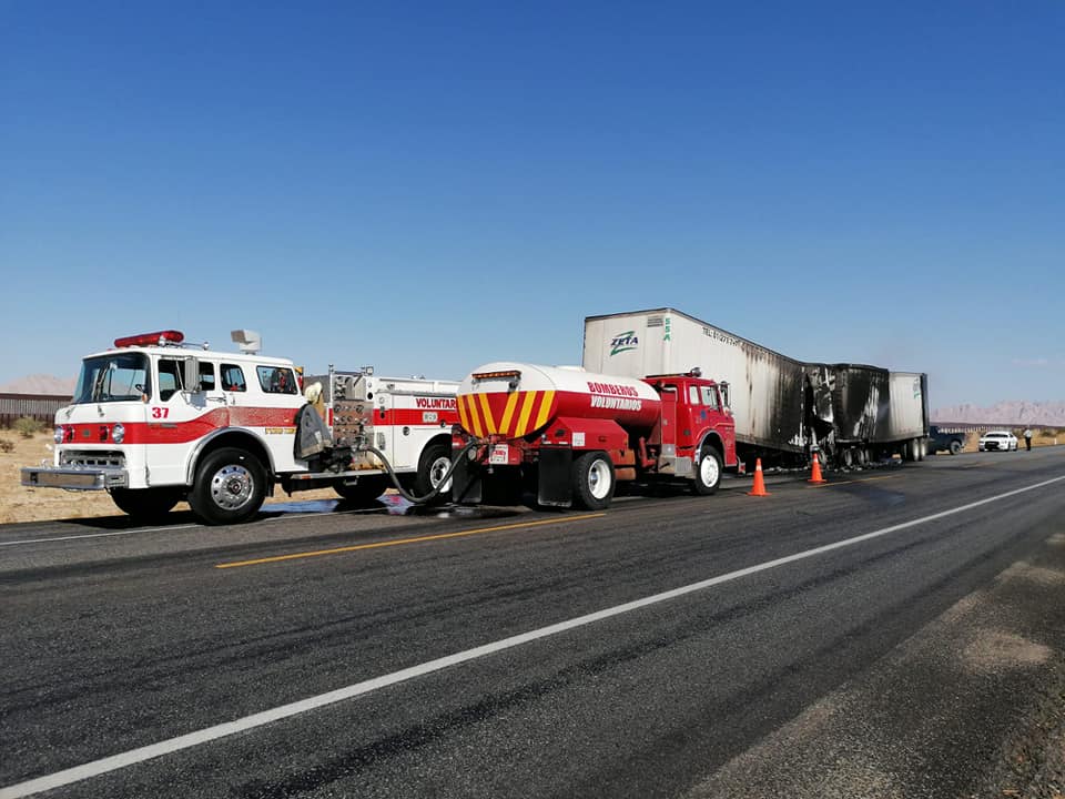 SE INCENDIAN CAJAS DE TRáILER EN LA CARRETERA SLRC-SONOYTA
