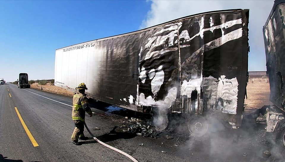 SE INCENDIAN CAJAS DE TRáILER EN LA CARRETERA SLRC-SONOYTA