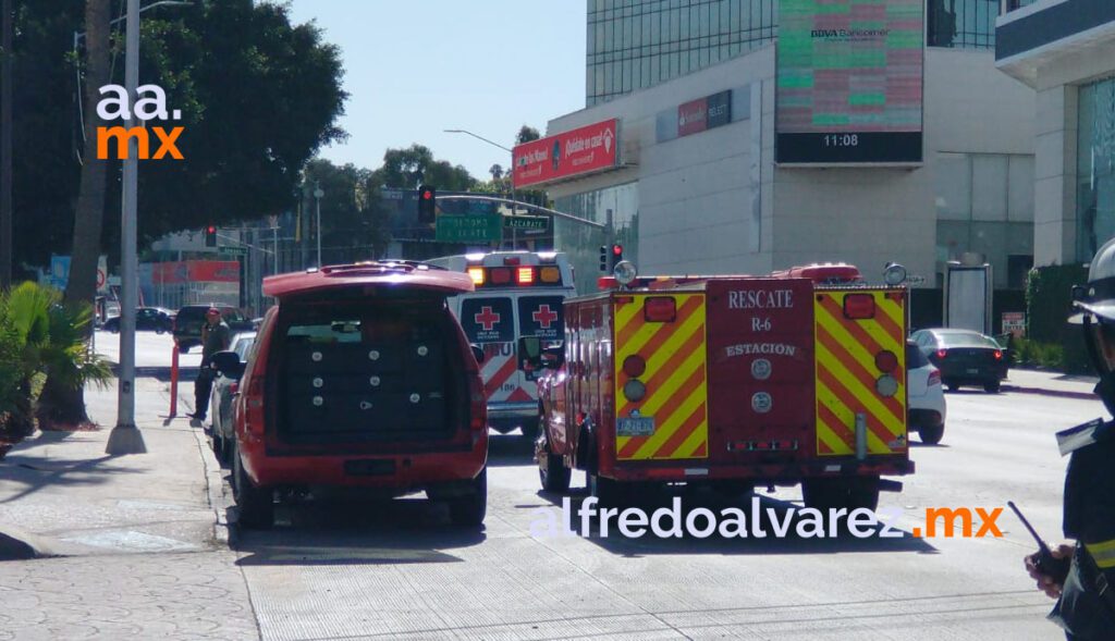TRABAJADORES QUEDAN ATRAPADOS EN ANDAMIO DE EDIFICIO