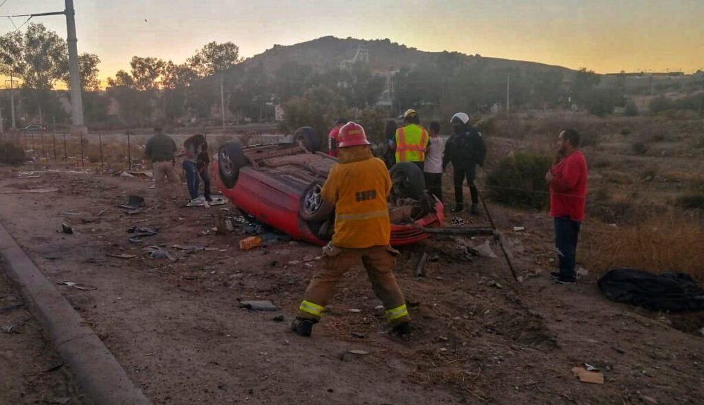 AUTOMOVILISTA EBRIO VUELCA, HAY DOS QUINCEAñERAS HERIDAS