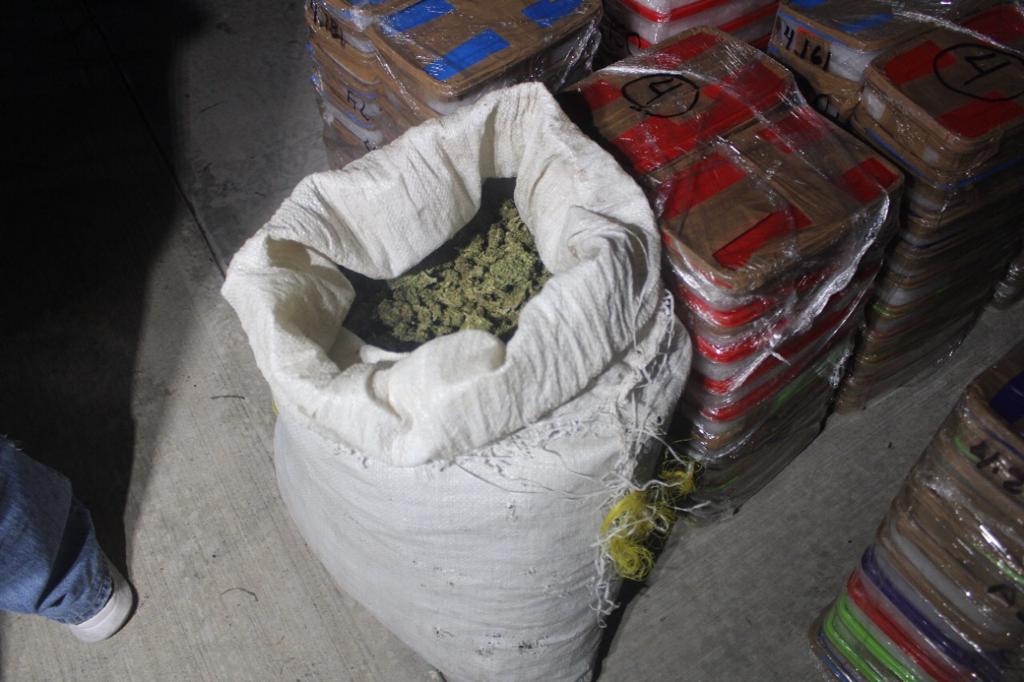 CONFISCAN TONELADAS DE DROGA Y MILES DE LITROS DE COMBUSTIBLE