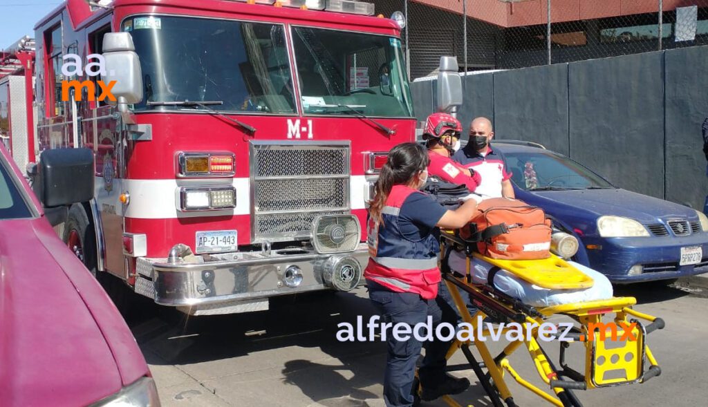 TRABAJADORES QUEDAN ATRAPADOS EN ANDAMIO DE EDIFICIO