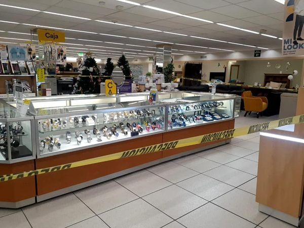 ROBAN JOYAS, DINERO Y CIGARROS EN COMERCIOS; CAEN DOS SUJETOS