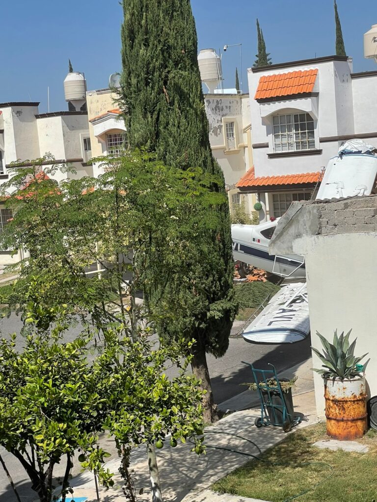 VIDEO: SE DESPLOMA AVIONETA EN VIVIENDA; HAY UN HERIDO