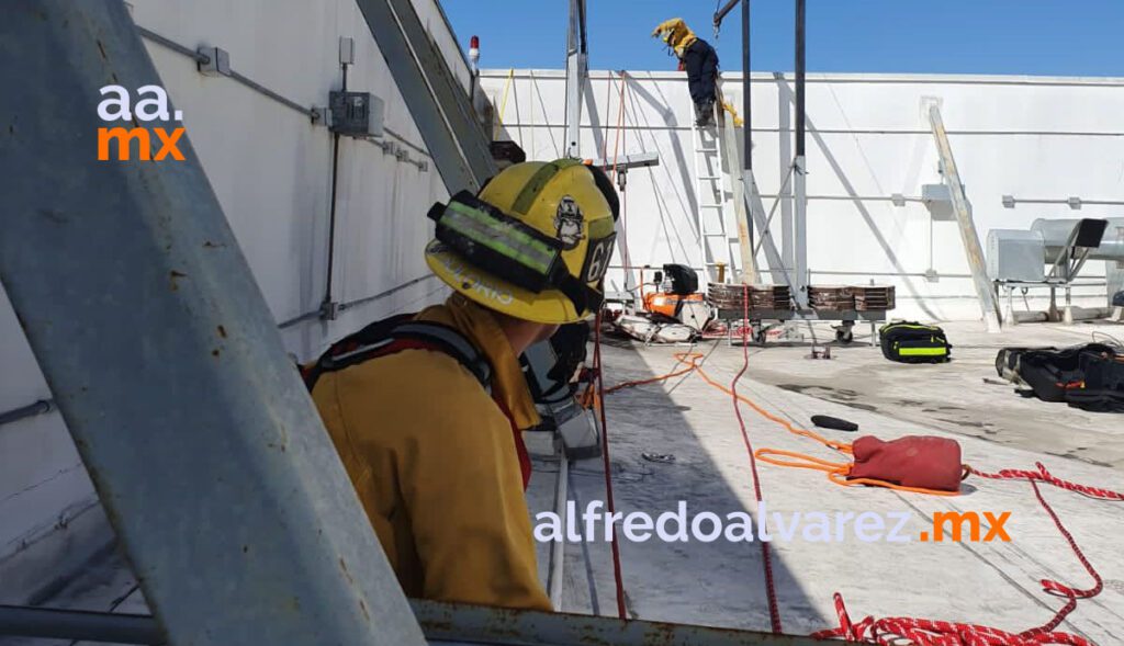 TRABAJADORES QUEDAN ATRAPADOS EN ANDAMIO DE EDIFICIO