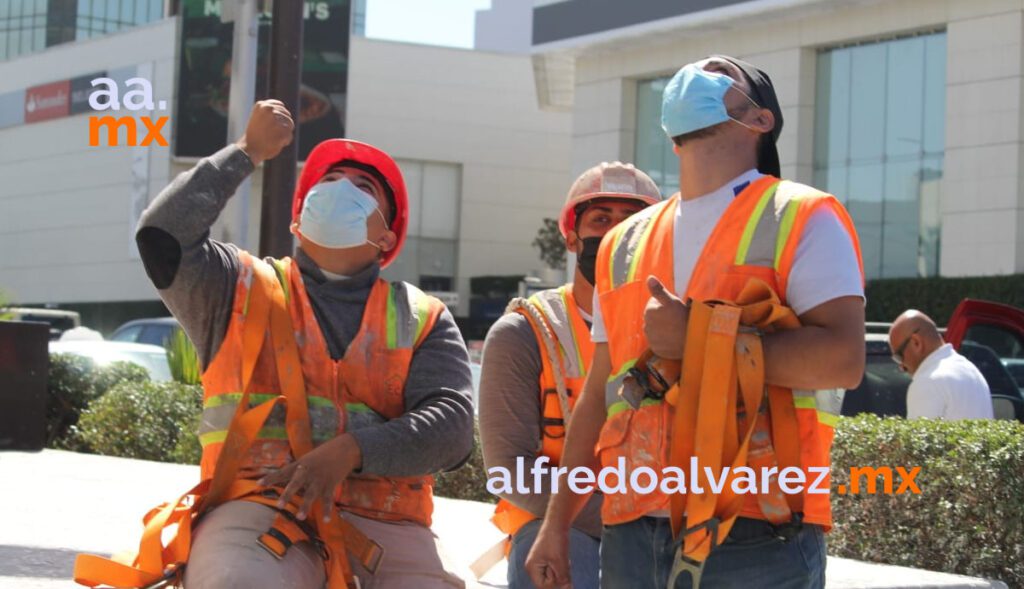 TRABAJADORES QUEDAN ATRAPADOS EN ANDAMIO DE EDIFICIO