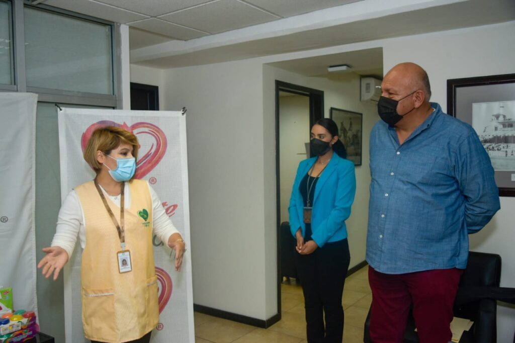 CORPORATIVO CALIENTE DONA ELECTRóNICOS A ONCOLOGíA PEDIáTRICA DEL IMSS