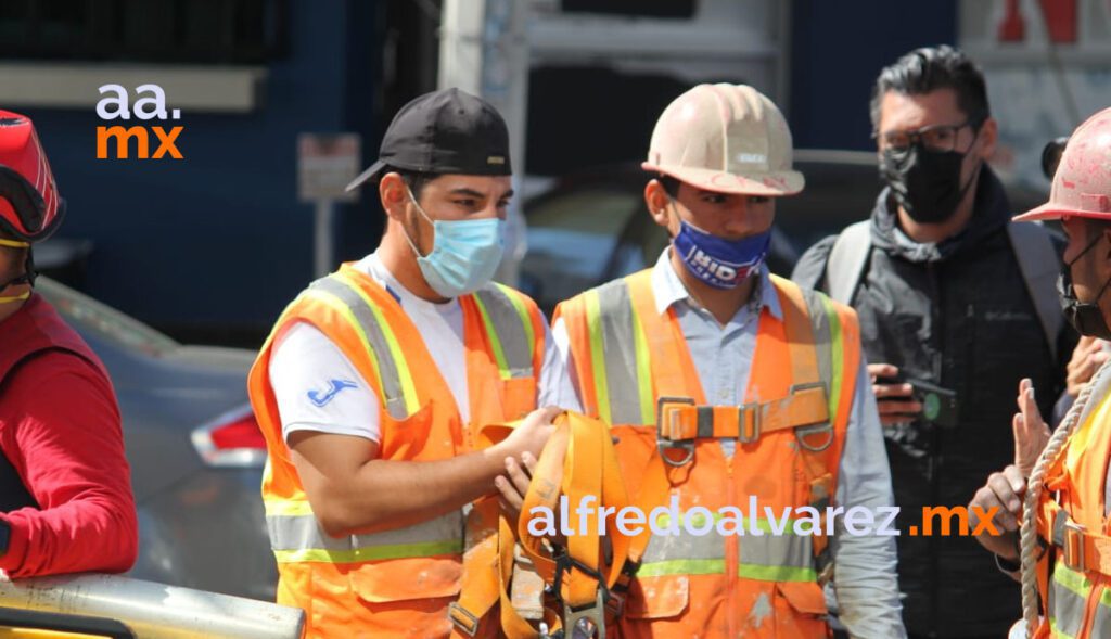 TRABAJADORES QUEDAN ATRAPADOS EN ANDAMIO DE EDIFICIO