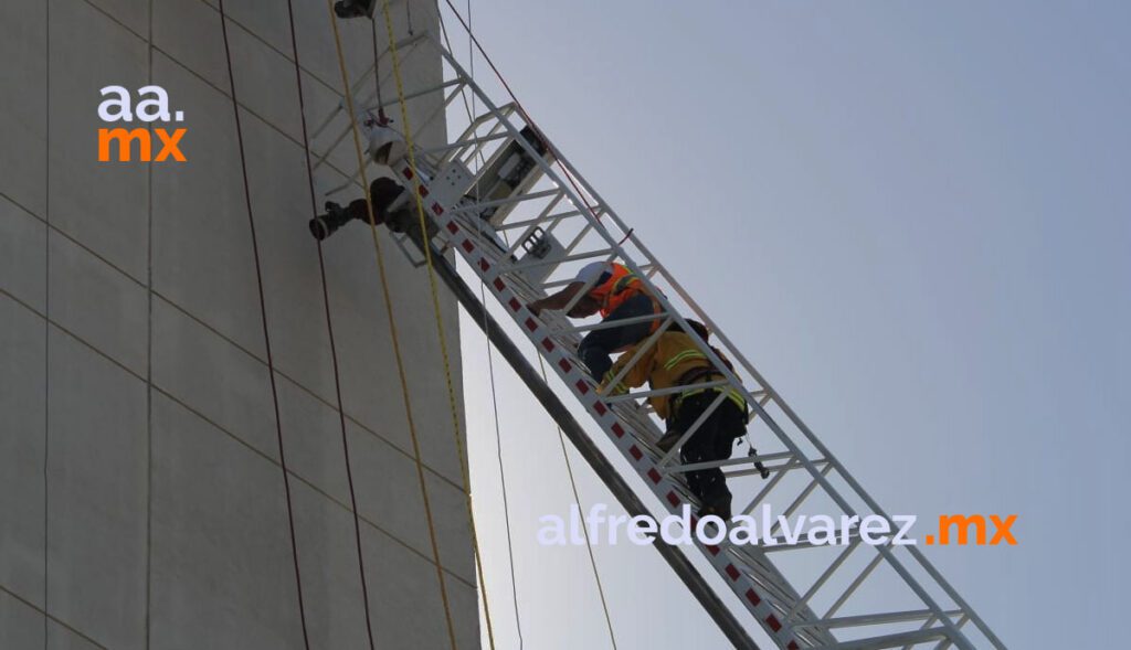TRABAJADORES QUEDAN ATRAPADOS EN ANDAMIO DE EDIFICIO
