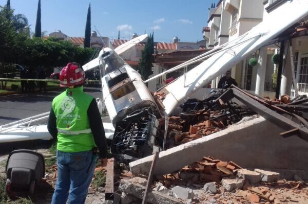 VIDEO: SE DESPLOMA AVIONETA EN VIVIENDA; HAY UN HERIDO