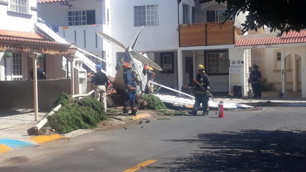 VIDEO: SE DESPLOMA AVIONETA EN VIVIENDA; HAY UN HERIDO