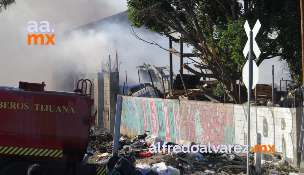 FUEGO CONSUME RECICLADORA Y VIVIENDAS