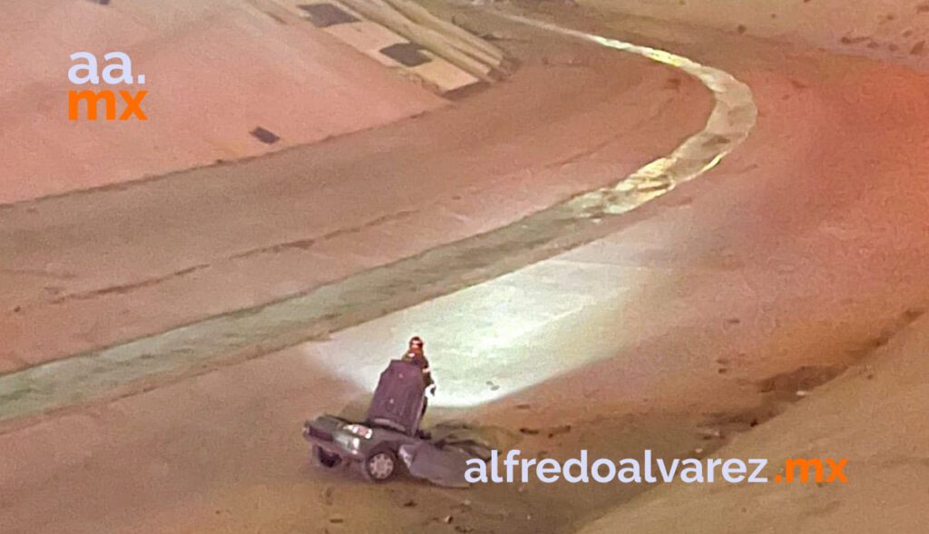 CHOCA CONTRA MURO, AUTO SE PARTE EN DOS Y MUERE