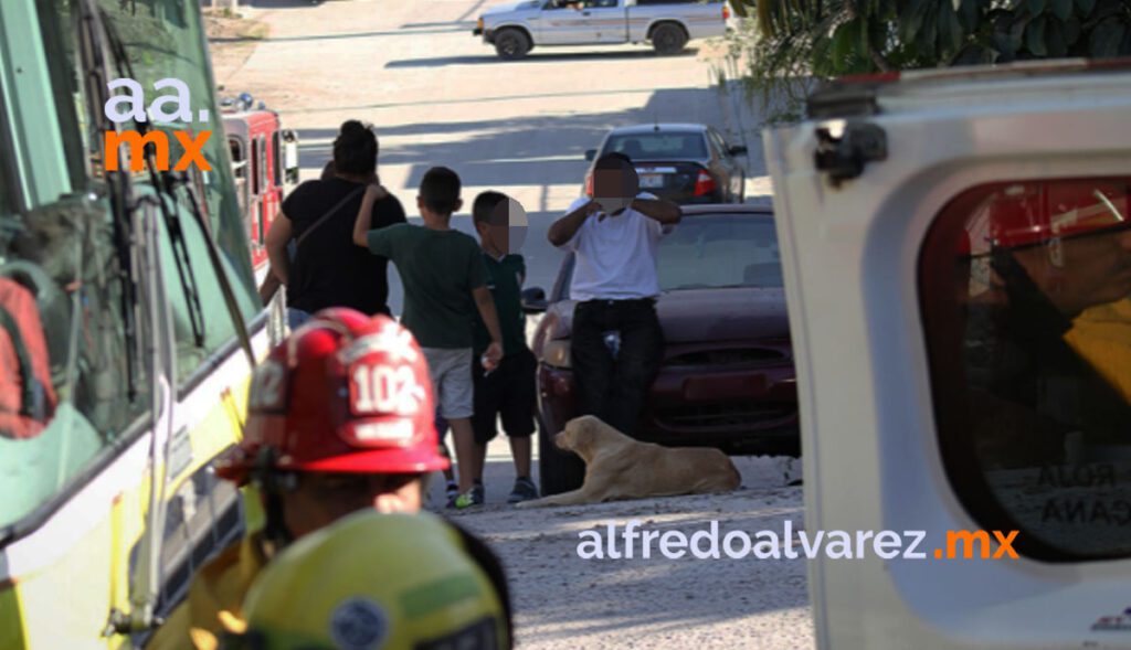 CAMIONETA CAE SOBRE AUTO; ABUELITO RESULTA HERIDO