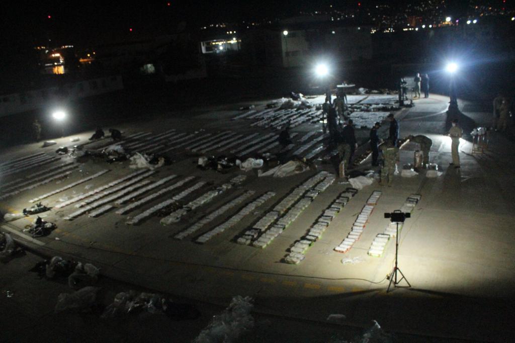 CONFISCAN TONELADAS DE DROGA Y MILES DE LITROS DE COMBUSTIBLE