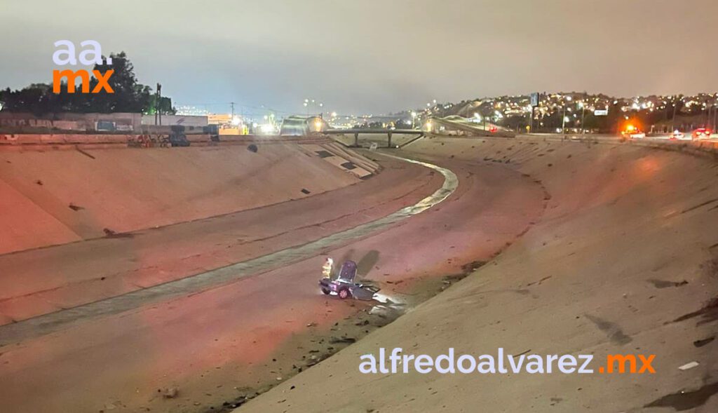 CHOCA CONTRA MURO, AUTO SE PARTE EN DOS Y MUERE