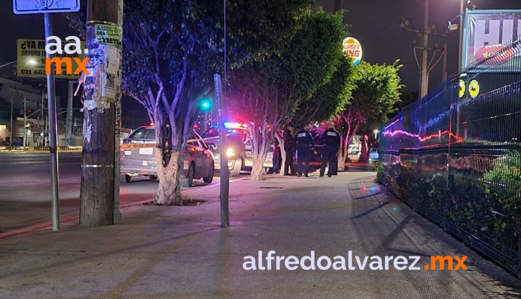 DEJAN RESTOS Y MENSAJES EN BANQUETA DE PLAZA COMERCIAL