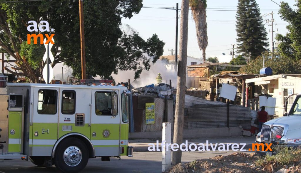 FUEGO CONSUME RECICLADORA Y VIVIENDAS
