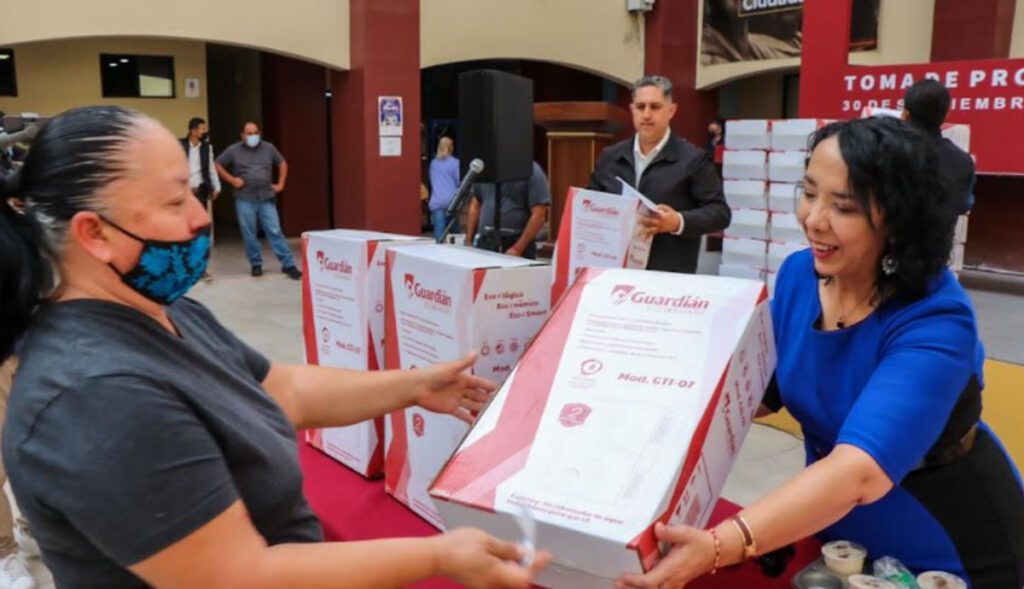 ALCALDESA DE ROSARITO ENTREGA APOYO A FAMILIAS DE ESCASOS RECURSOS