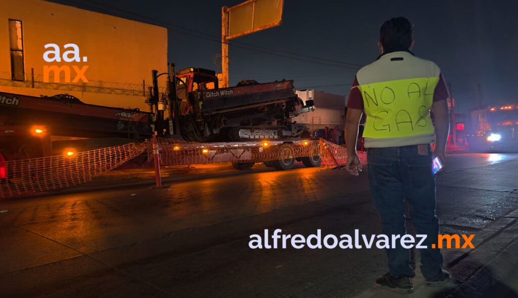 SE MANIFIESTAN POR CONSTRUCCIóN DE DUCTO DE GAS EN ZONA ESCOLAR