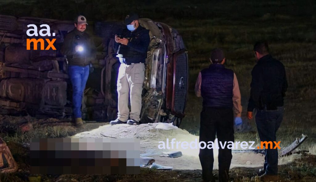 MUERE AUTOMOVILISTA AL SALIR PROYECTADO TRAS VOLCADURA
