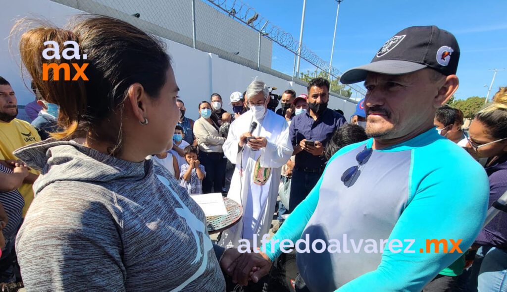 MIGRANTES SE CASAN EN EL CAMPAMENTO 'EL CHAPARRAL'