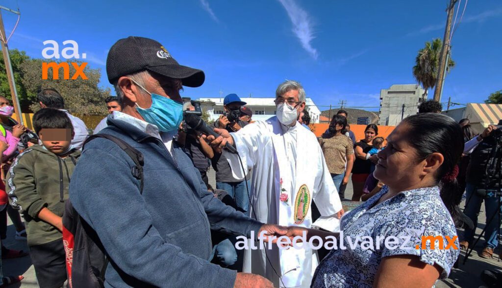 MIGRANTES SE CASAN EN EL CAMPAMENTO 'EL CHAPARRAL'
