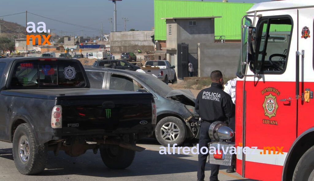 CHOCAN CAMIONETA Y PICK UP; HAY UN MUERTO Y HERIDOS