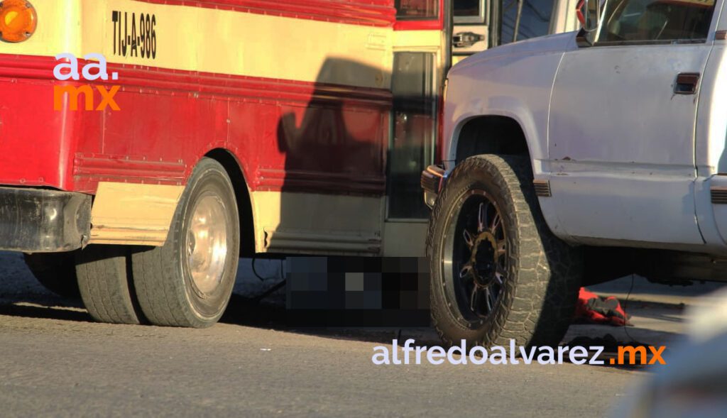 CALAFIA SIN FRENOS CHOCA AUTOS Y MATA A HOMBRE CALAFIA SIN FRENOS CHOCA AUTOS Y MATA A HOMBRE