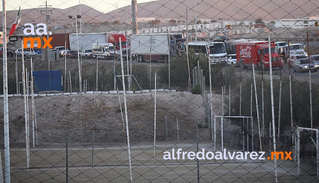 CHOFER DE CAMIóN Y COPILOTO HERIDOS TRAS VOLCADURA