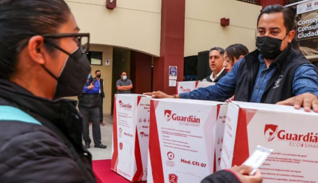 ALCALDESA DE ROSARITO ENTREGA APOYO A FAMILIAS DE ESCASOS RECURSOS