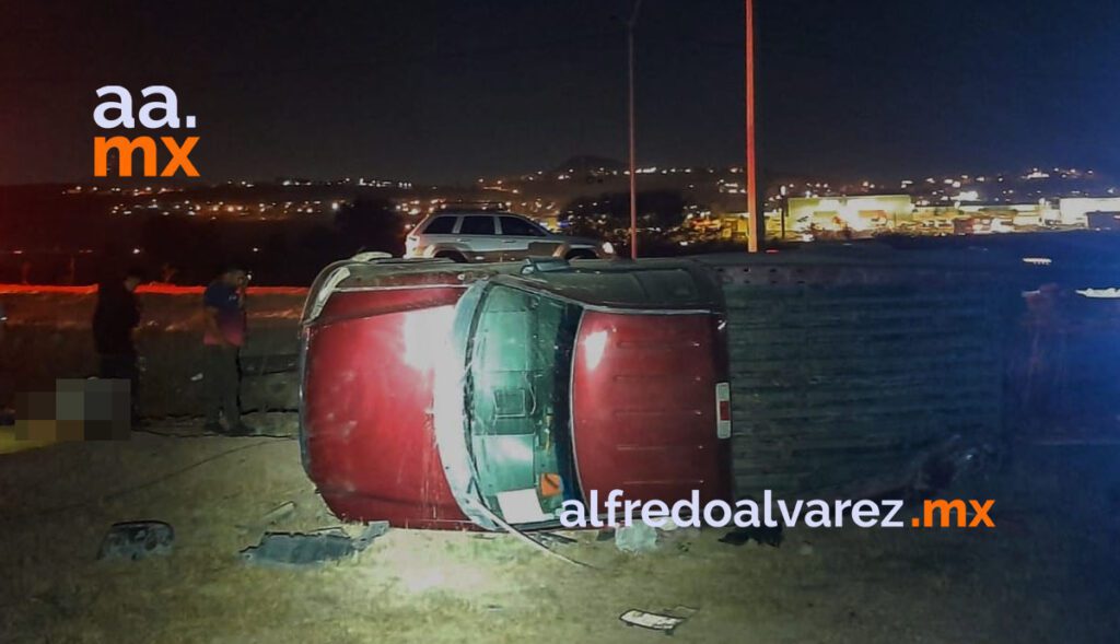 MUERE AUTOMOVILISTA AL SALIR PROYECTADO TRAS VOLCADURA
