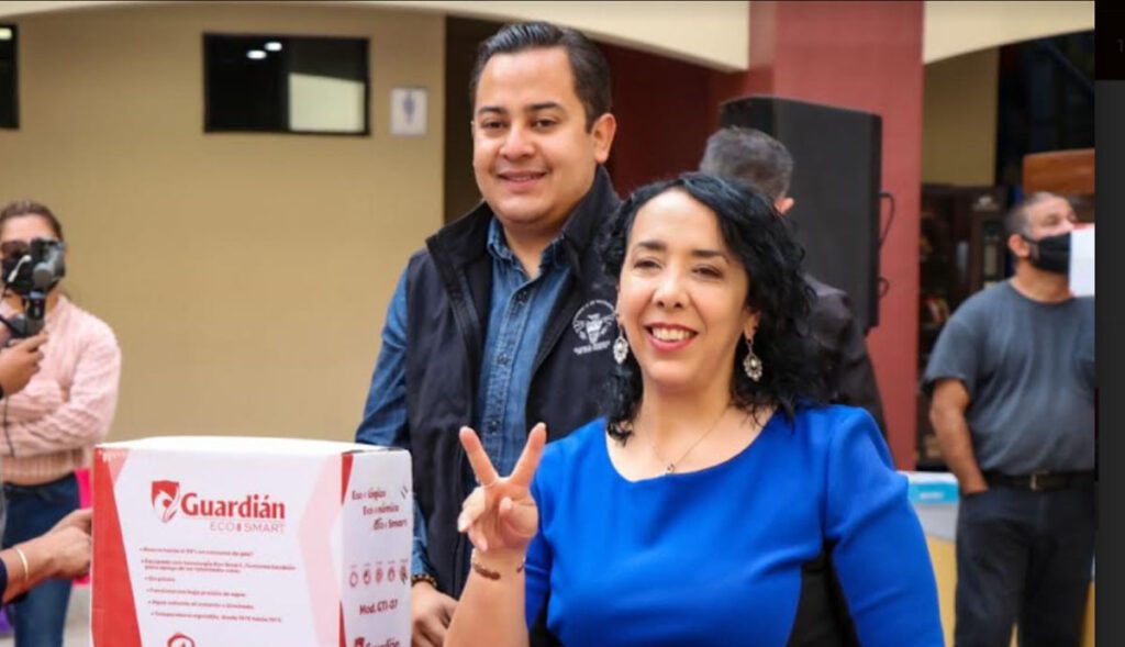ALCALDESA DE ROSARITO ENTREGA APOYO A FAMILIAS DE ESCASOS RECURSOS