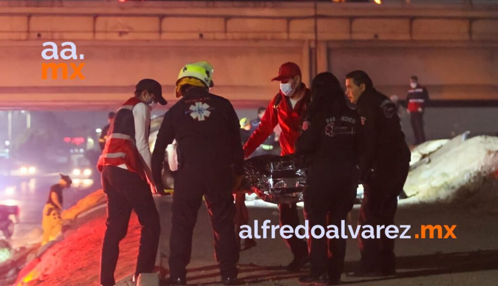 FALLECEN JóVENES TRAS CAER DE PUENTE HACIA VíA RáPIDA; HAY UN HERIDO