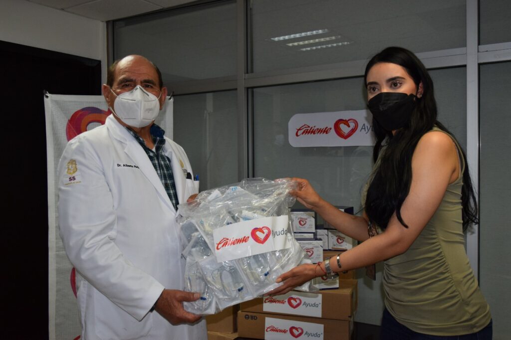 CORPORATIVO CALIENTE ENTREGA DONATIVO EN BENEFICIO DE PACIENTES DEL HGT