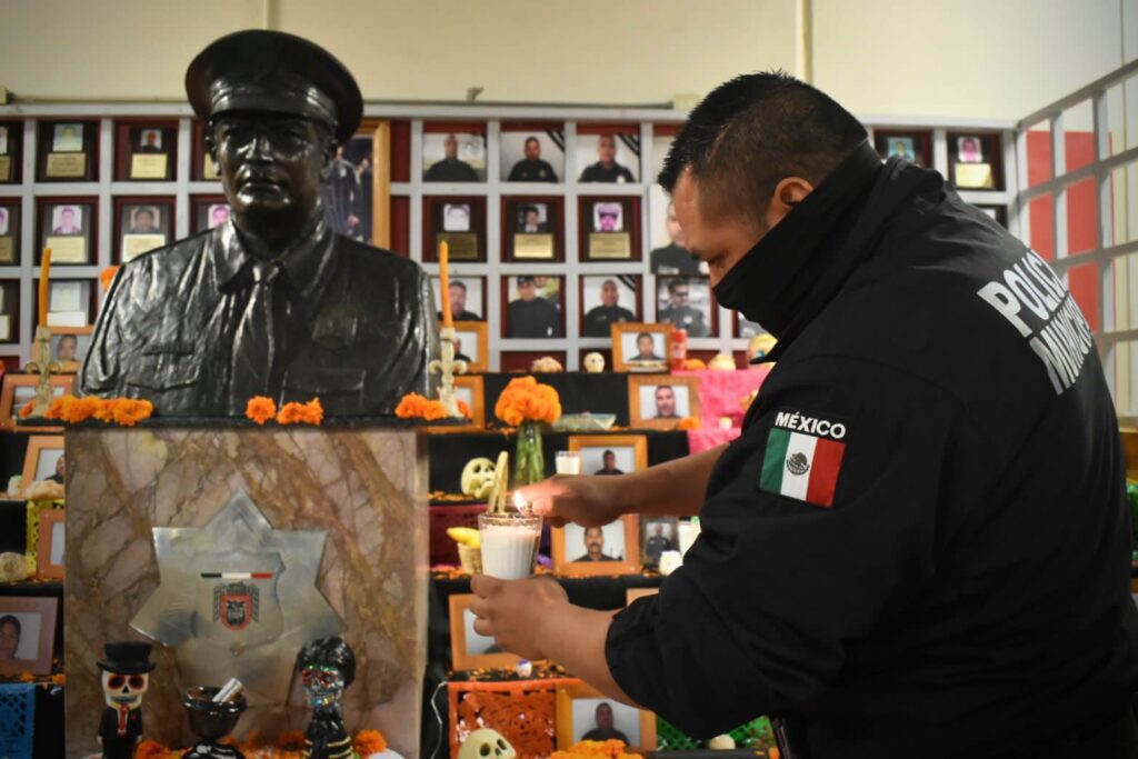 RINDEN HONOR CON ALTAR A POLICíAS FALLECIDOS EN CUMPLIMIENTO DEL DEBER