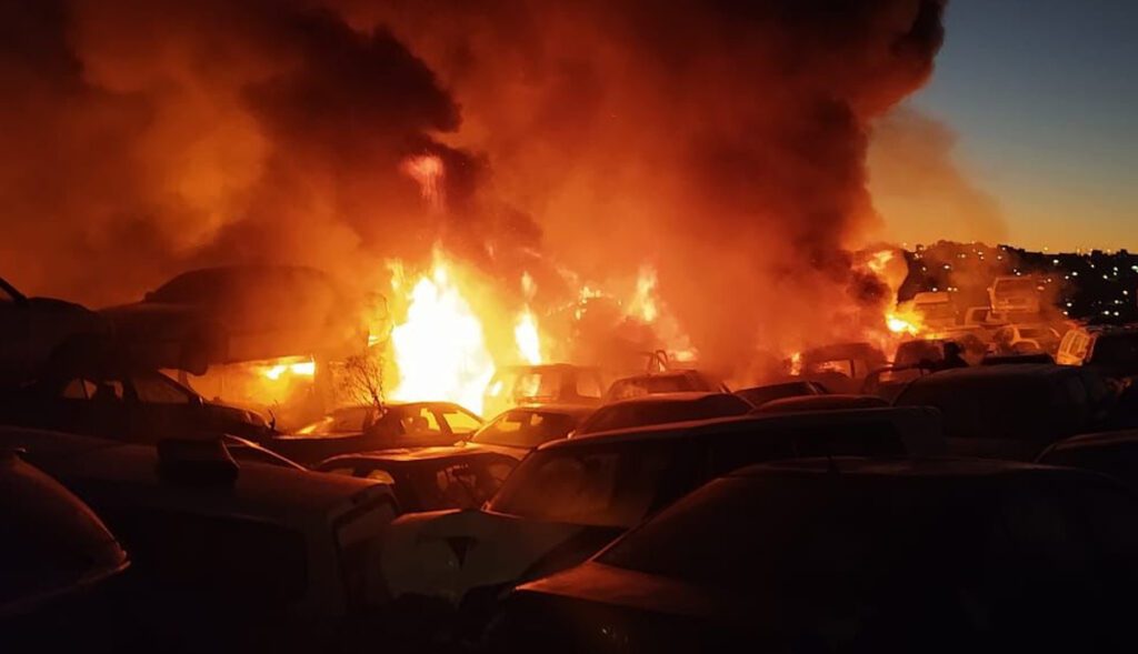 FUERTE INCENDIO CONSUME DECENAS DE AUTOS EN YONKE MUNICIPAL