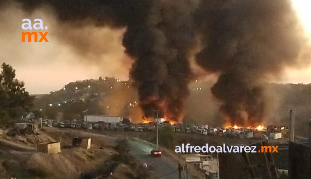 FUERTE INCENDIO CONSUME DECENAS DE AUTOS EN YONKE MUNICIPAL